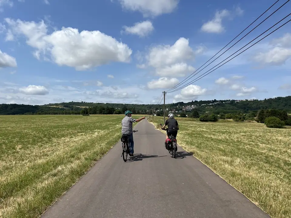 Radfahrer auf Radweg in der Gemeinde Überherrn