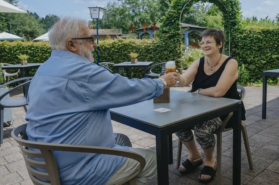 Brasserie mit überdachter Terrasse, Hotelbar und Biergarten – Impression 7