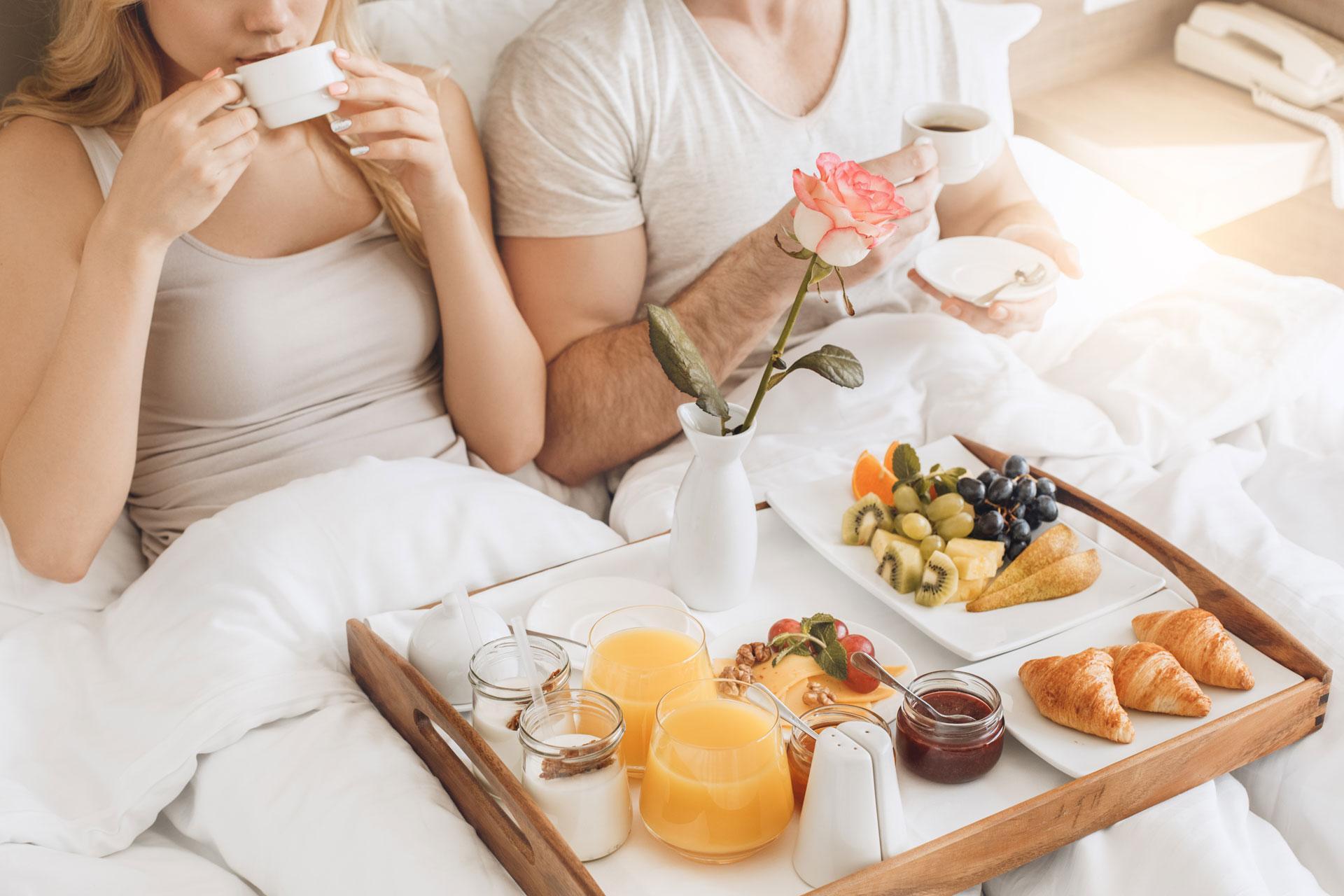 Frühstück im Bett als Motiv für Übernachtung und Unterkunft