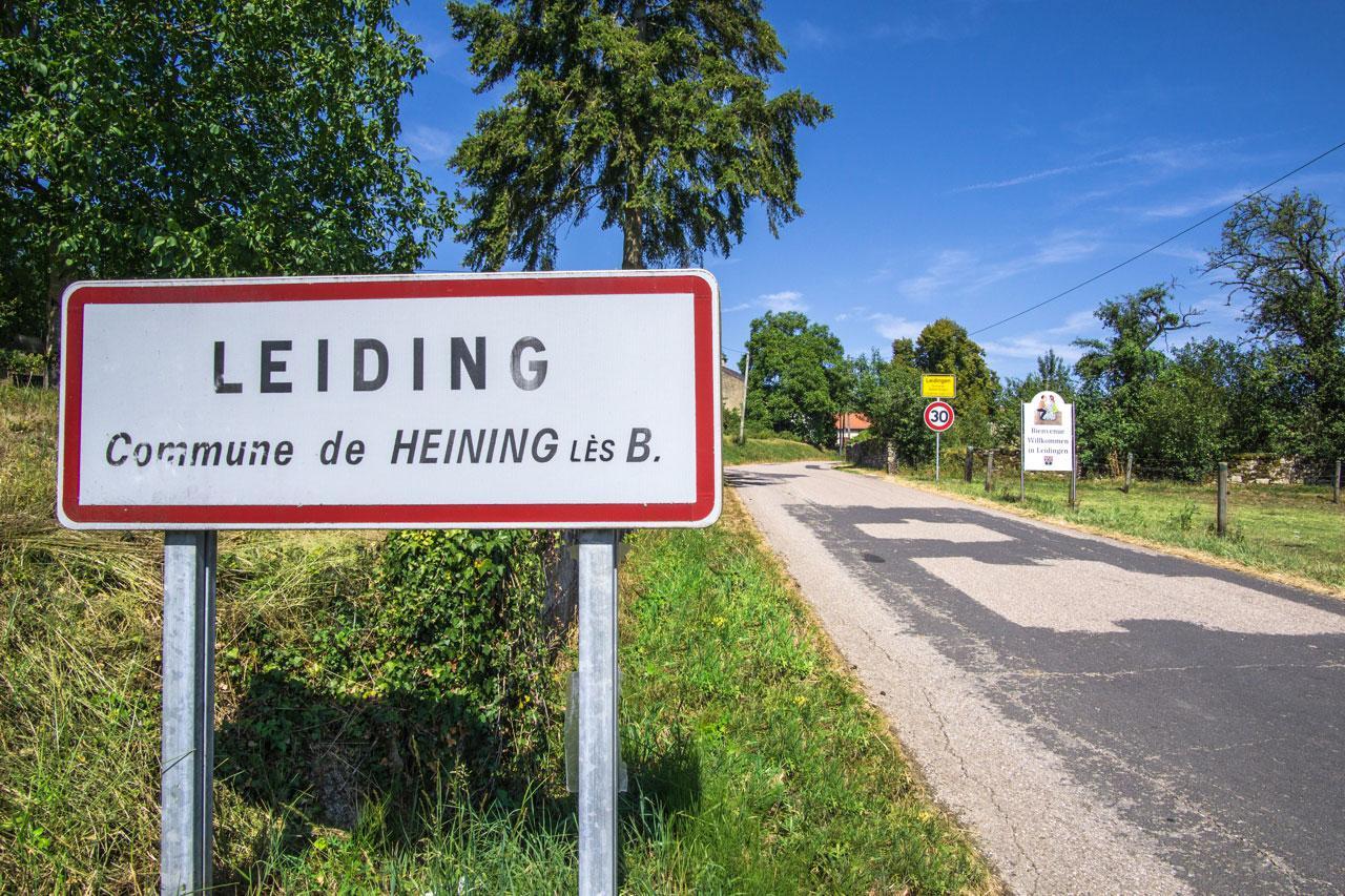 Ortsschild als Motiv für Grenzhopping